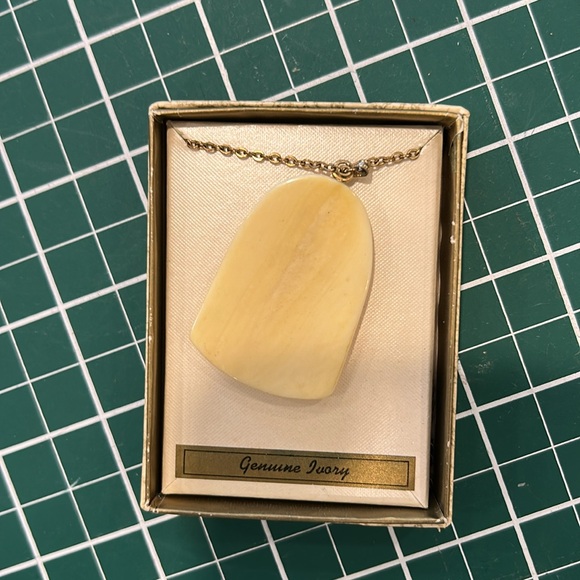 Scrimshaw Ivory pendant necklace - Picture 4 of 4